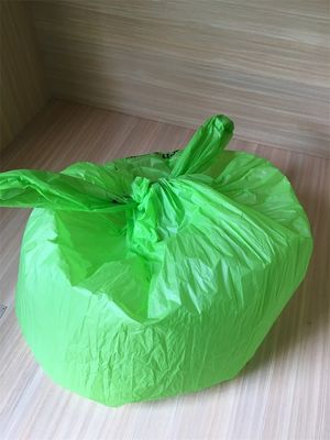 I rifiuti completamente biodegradabili concimabili verdi insaccano le fodere del recipiente